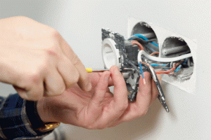 第二種電気工事士は定年後の再就職にもおすすめか？試験の難易度や合格率！